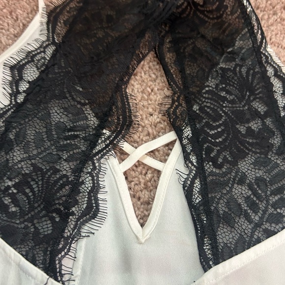 EXPRESS Sleeveless White Criss Cross black Lace-Back blouse - Picture 4 of 6